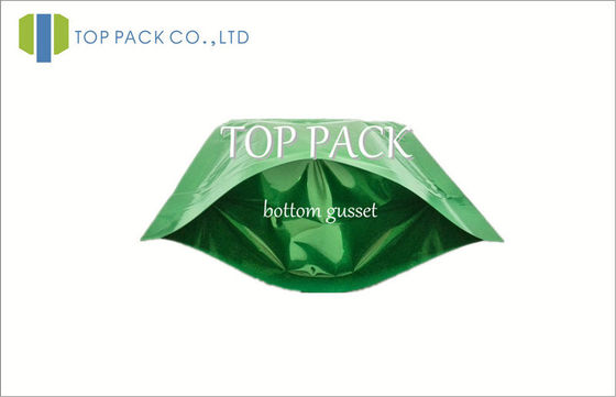 স্তরিত প্লেইন নীচে গুঁড়ো এবং Ziplock সঙ্গে থলি প্যাকেজিং দাঁড়ানো